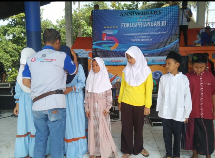 Milad Ke 5 Fokuspriangan Gelar Do'a Bersama dan Santunan Anak Yatim dipantai Pangandaran