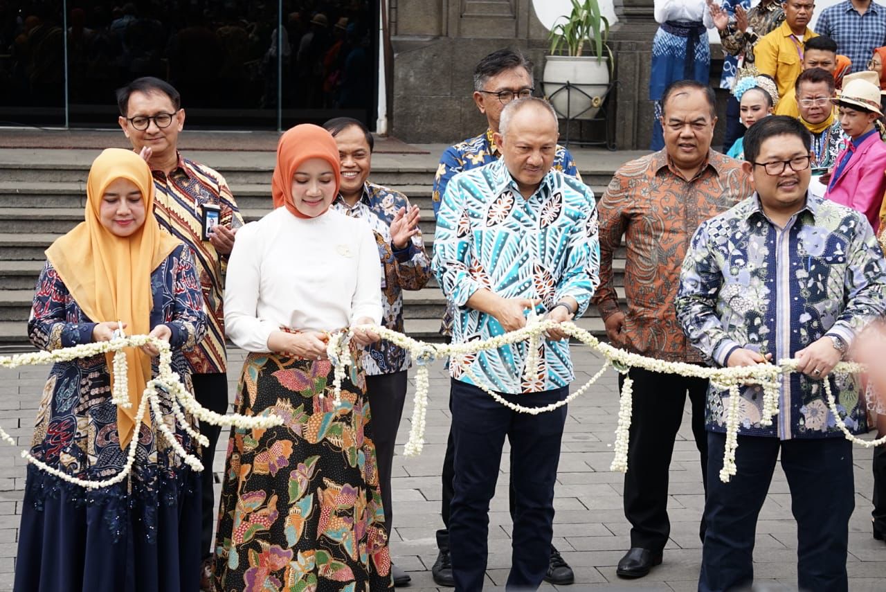 Mimih Hadiri Pembukaan Gelaran Karya Kreatif Jawa Barat(KKJ) dan Pekan Kerajinan Jawa Barat(PKJB) 2023: Ajang Promosi UMKM, Dekranasda Kabupaten Subang