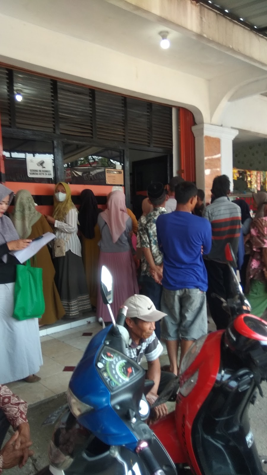 Minggu Pertama Di Bulan September 2023 Puluhan Warga Kecamatan Tanjungsiang Berjubel Di Depan Kantor POS Tanjungsiang Khusunya Para Penerima Bansos BPNT