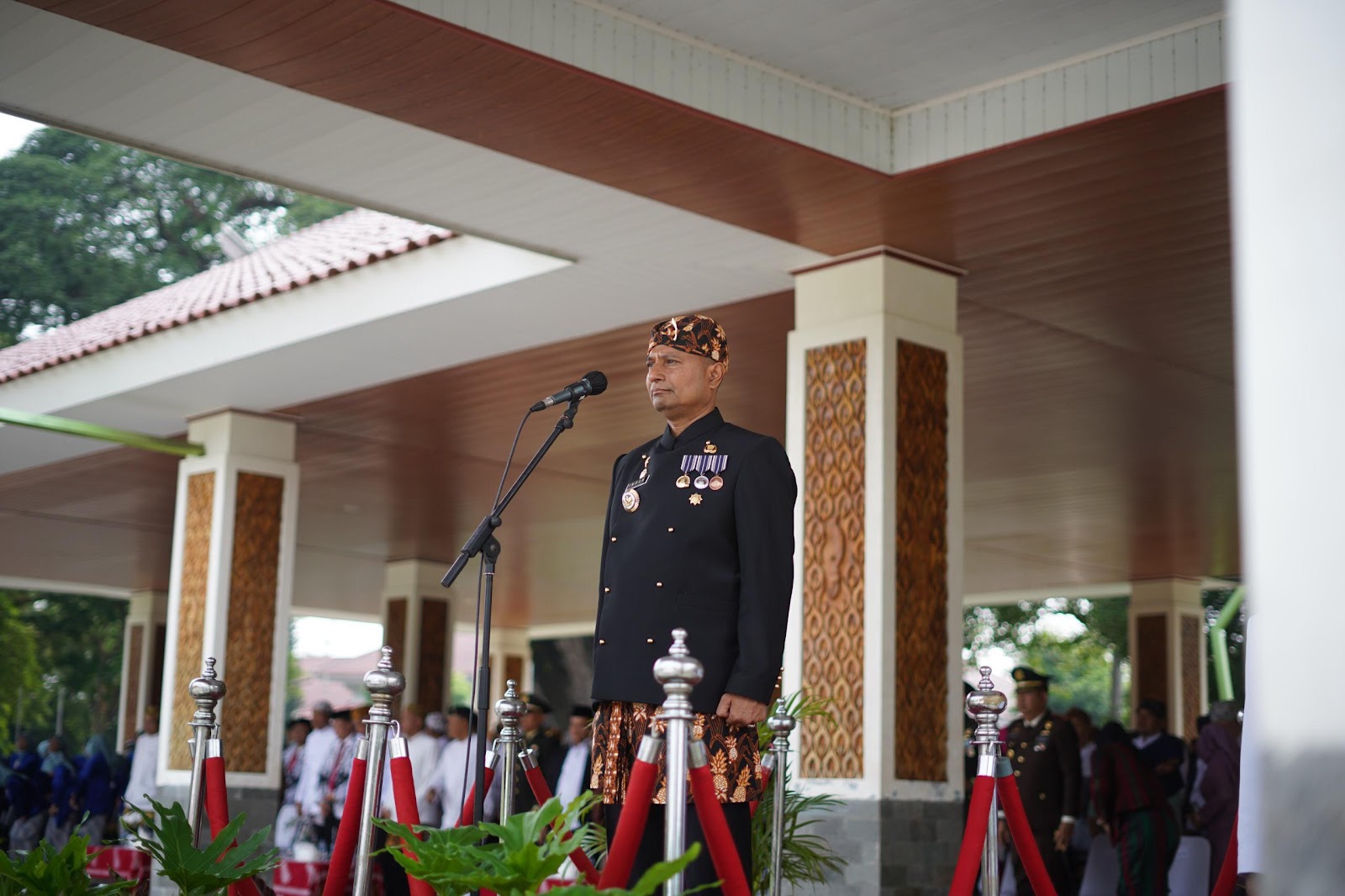Momen Hari Pahlawan, Pj. Bupati dan Pj. Ketua TP PKK Ikuti Upacara Ziarah di TMP Cindongkol