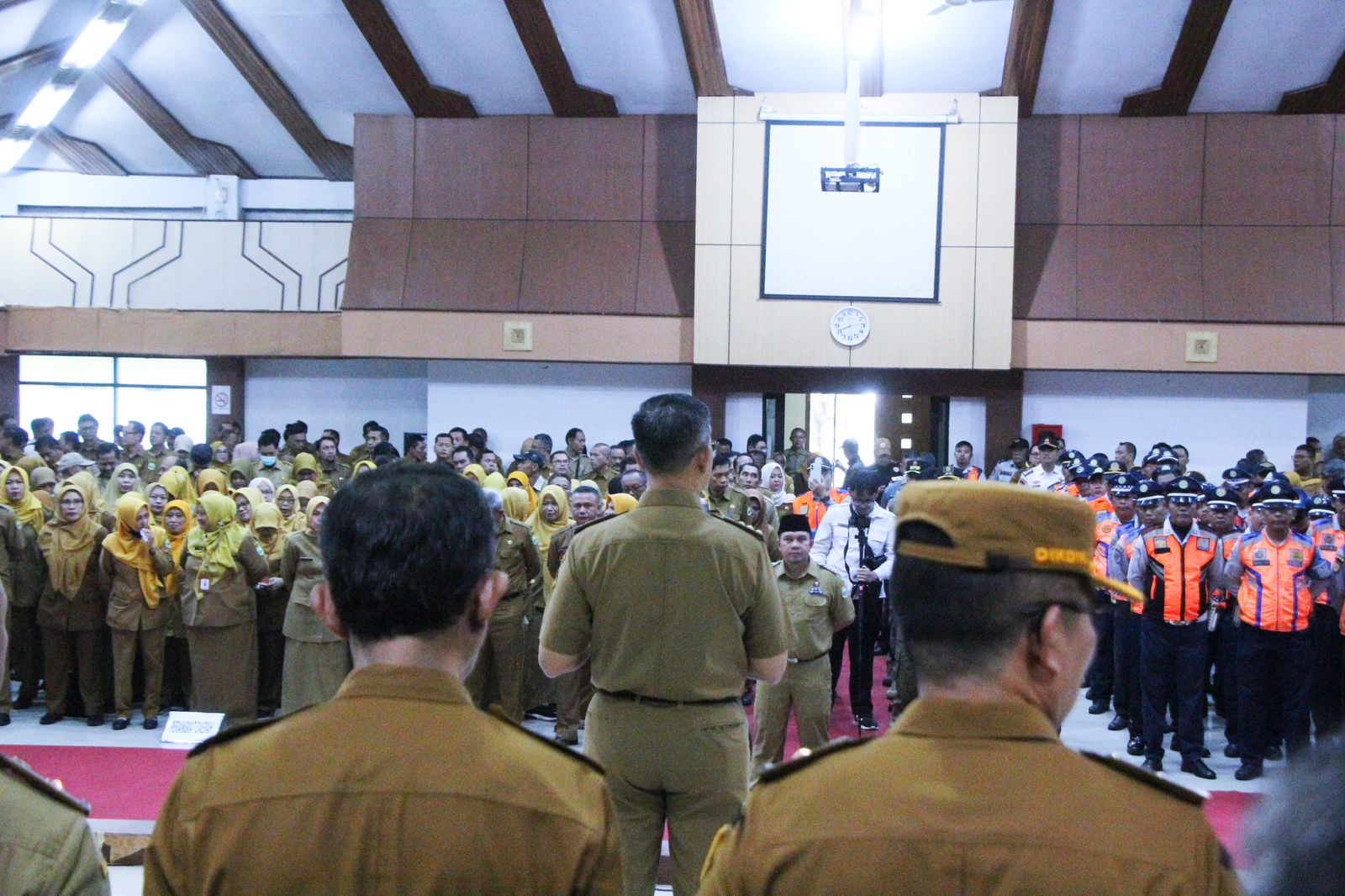 Momen Haru di Apel Gabungan, Pj Bupati Subang Kang Ade Lepas ASN Purna Bakti dan Berikan Penghargaan
