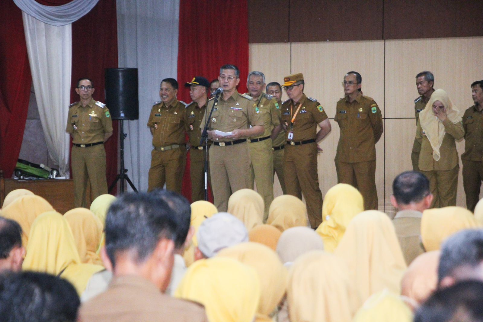 Momen Haru di Apel Gabungan, Pj Bupati Subang Kang Ade Lepas ASN Purna Bakti dan Berikan Penghargaan