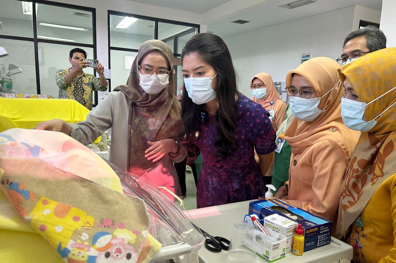 MOMENTUM HARI ANAK NASIONAL 2025, KETUA TP PKK SUBANG KUNJUNGI RUANG RAWAT ANAK DI RSUD SUBANG