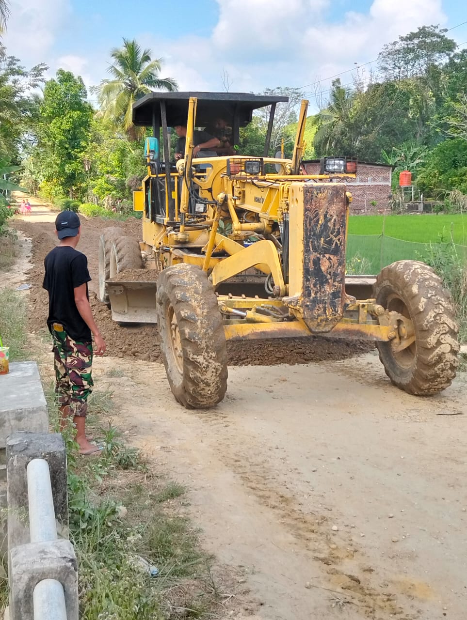 Motor Grader Bergerak Meratakan Timbunan Jalan Di Sasaran TMMD 125 Kodim 1417/Kendari