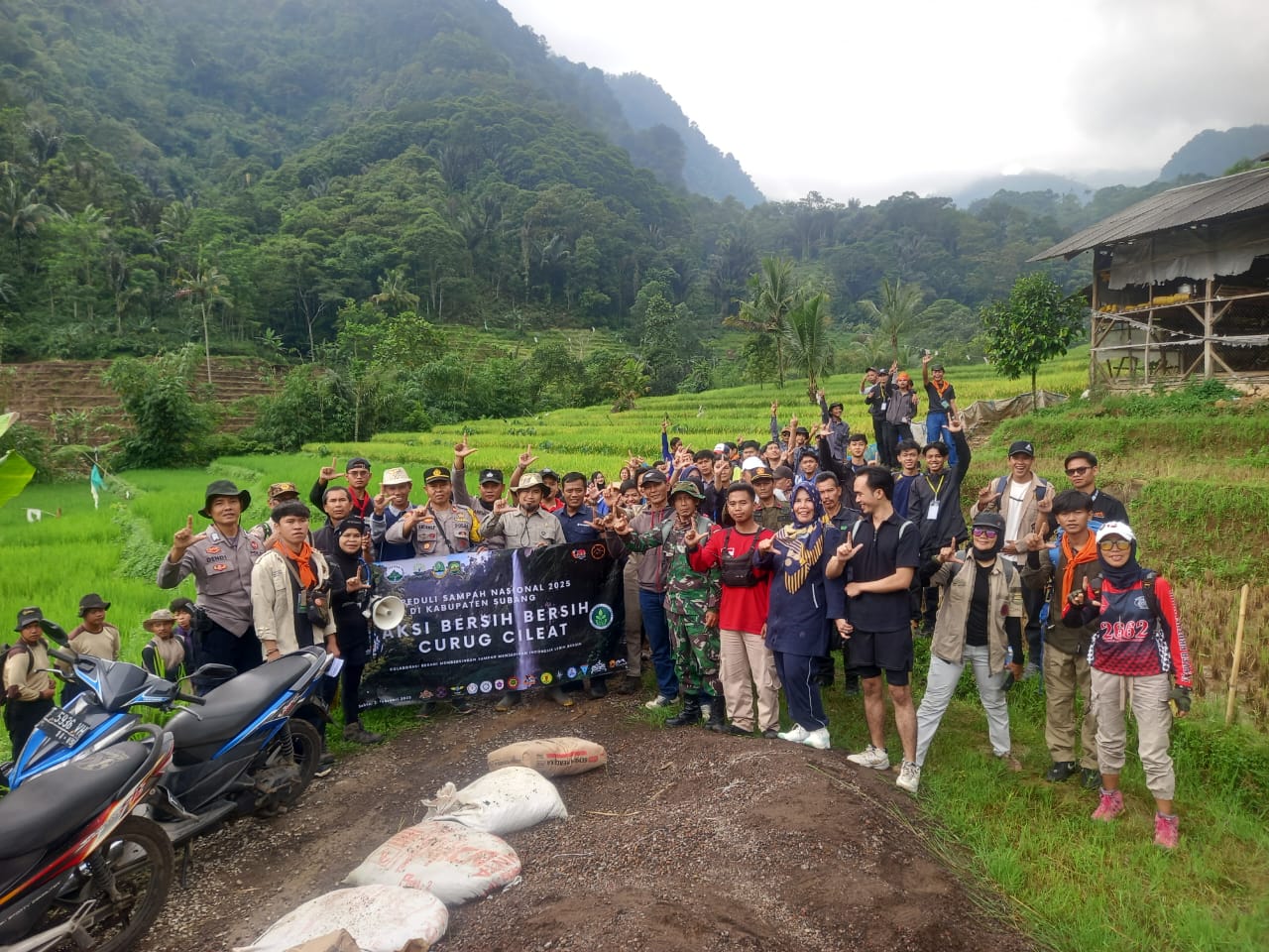 Muspika Kec.Cisalak ,Pemdes Mayang Dan Komunitas Kain Lakukan Aksi Bersih-Bersih Curug Cileat