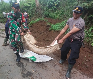 Muspika Kecamatan Tanjungsiang Kompak Pimpin Perbaikan jalan