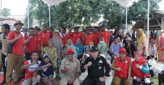 Ngaliwet Bareng Masyarakat Sukadana, Kang Jimat Serahkan Paket Bantuan Kepada Yang Membutuhkan