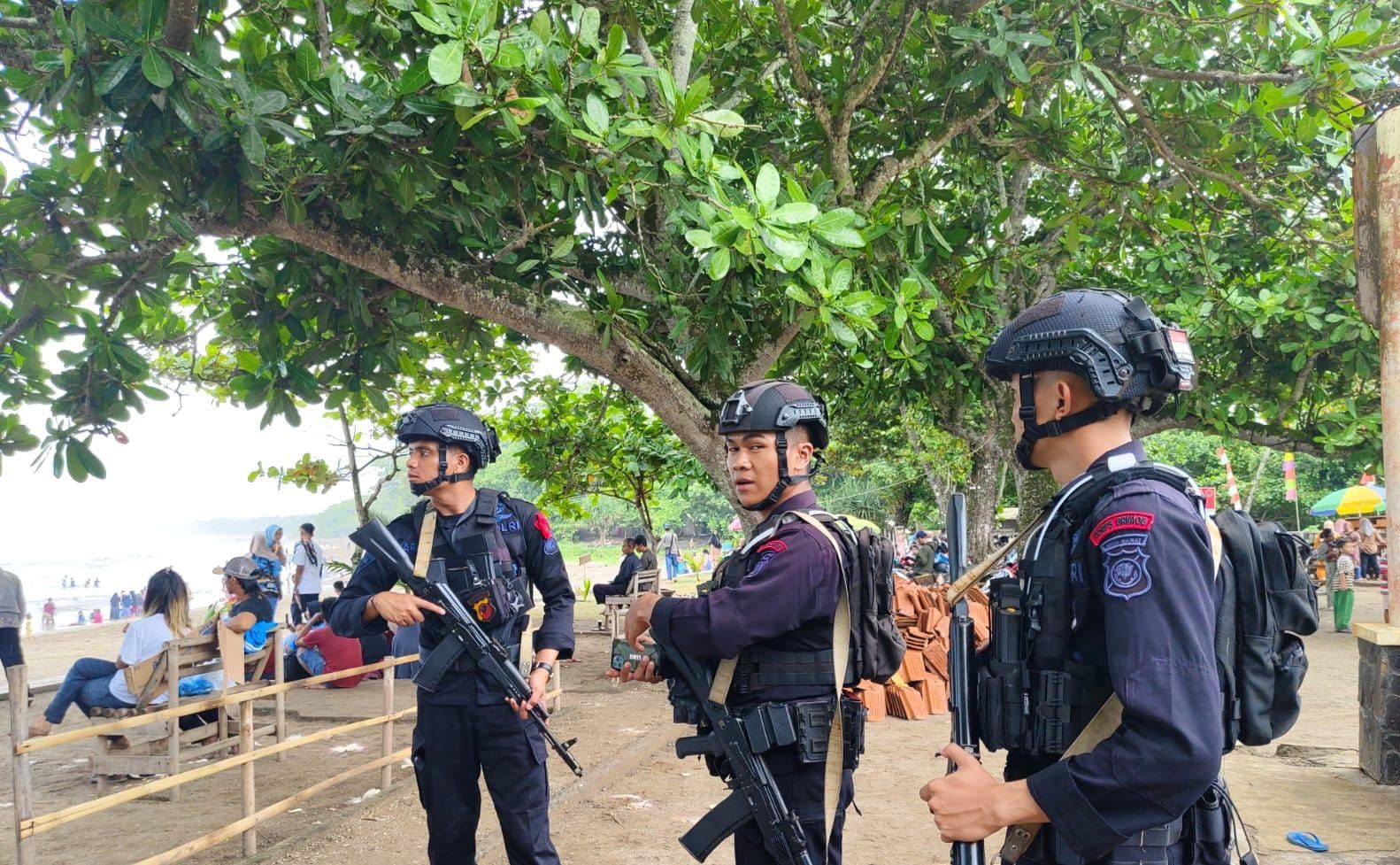 Operasi Lilin Lodaya 2023,Sat Brimob Polda  Jabar Memberikan Himbauan kepada Masyarakat di Pantai Sindangkerta Kabupaten Tasikmalaya