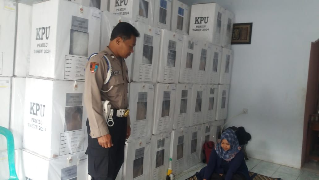 Ops Mantap Brata Lodaya, Polisi  Siagakan Anggota Pengamanan di Gudang Logistik PPK