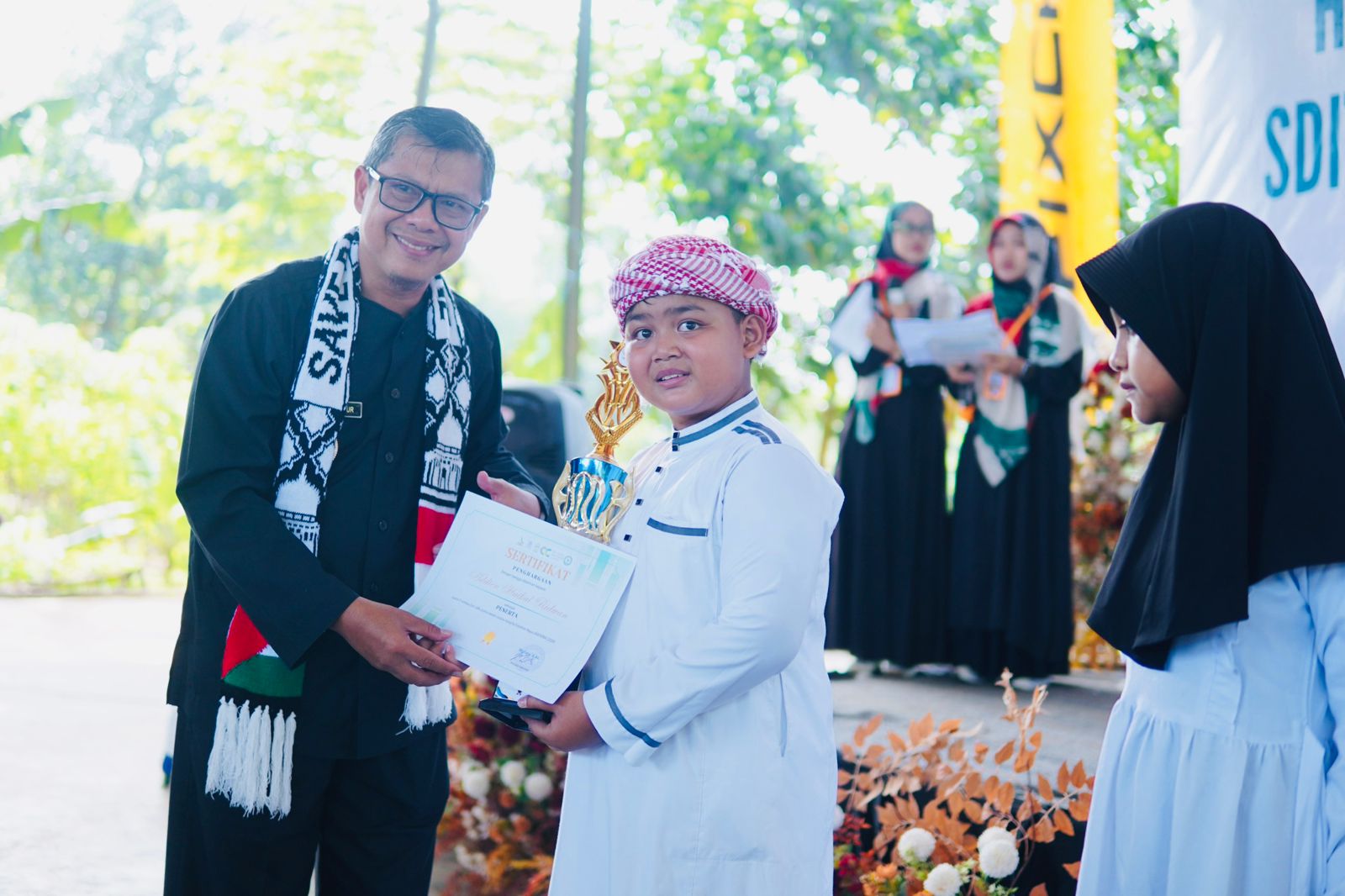 PADA MOMENTUM HAFLAH DAN KENAIKAN SDIT ALVARO, KANG AKUR HARAPKAN LULUSAN JADI PEMIMPIN MASA DEPAN INDONESIA EMAS 2045