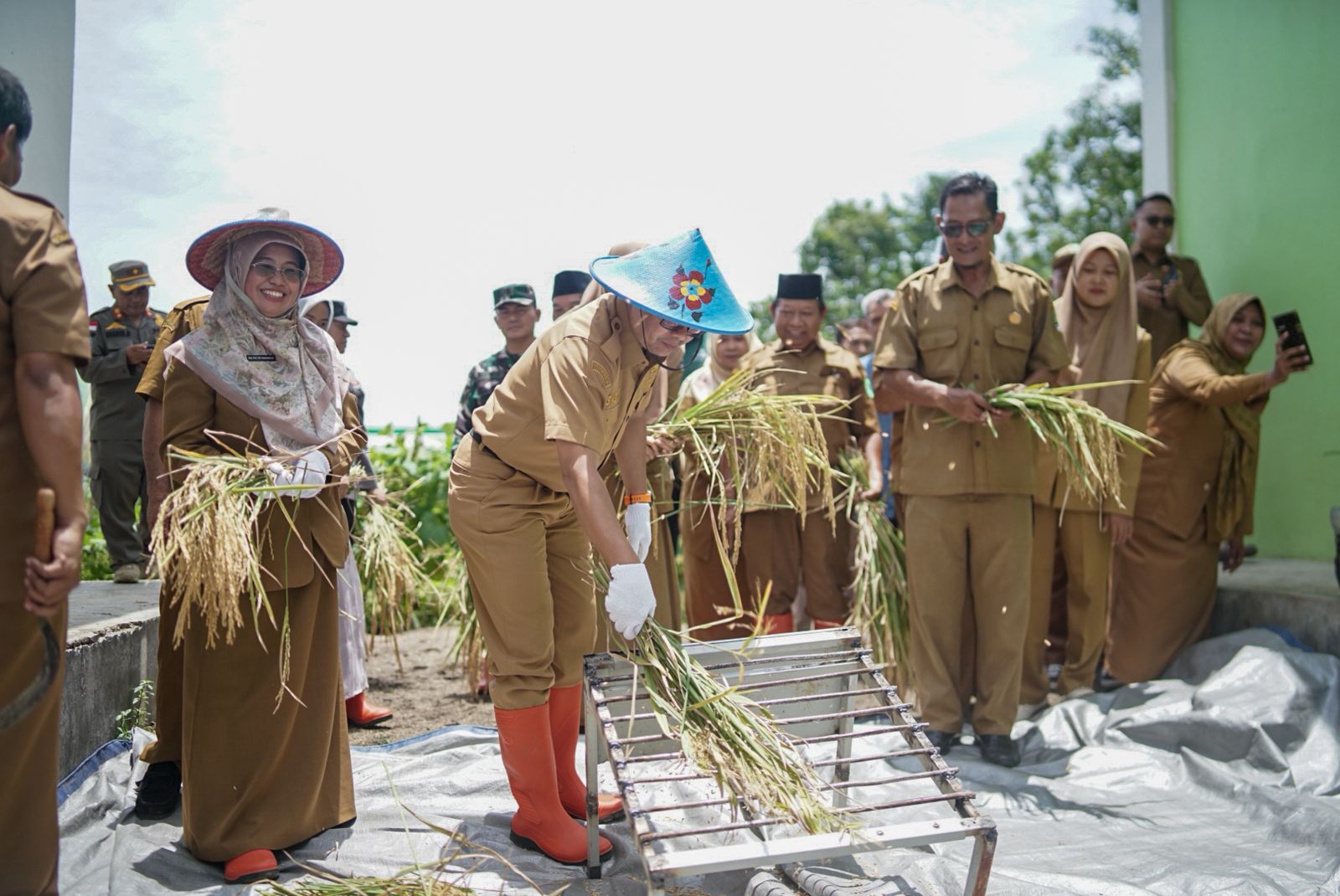 Panen Padi Bersama di SMKN 1 Compreng, Kang Akur Paparkan Peluang dan Tantangan Sektor Pertanian ke Depan