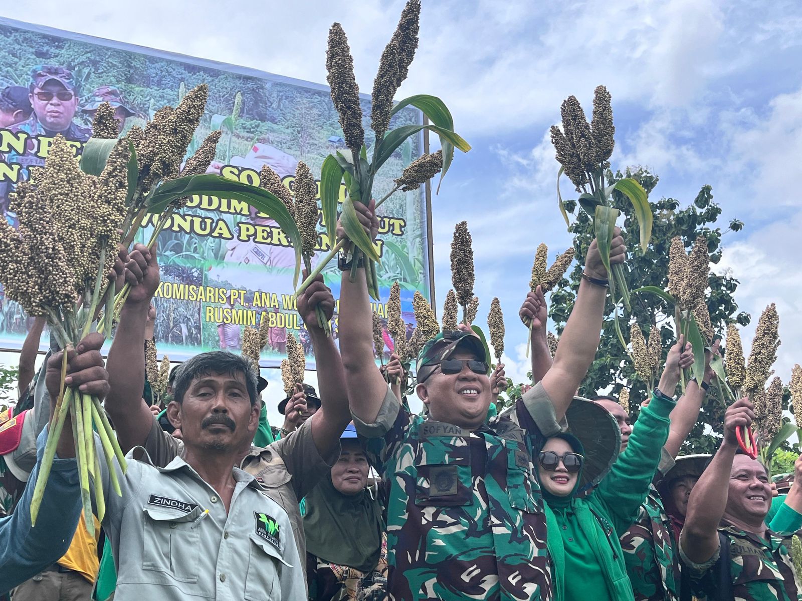 Panen Perdana Sorgum Dilahan Hanpangan Kodim 1430/Konawe Utara
