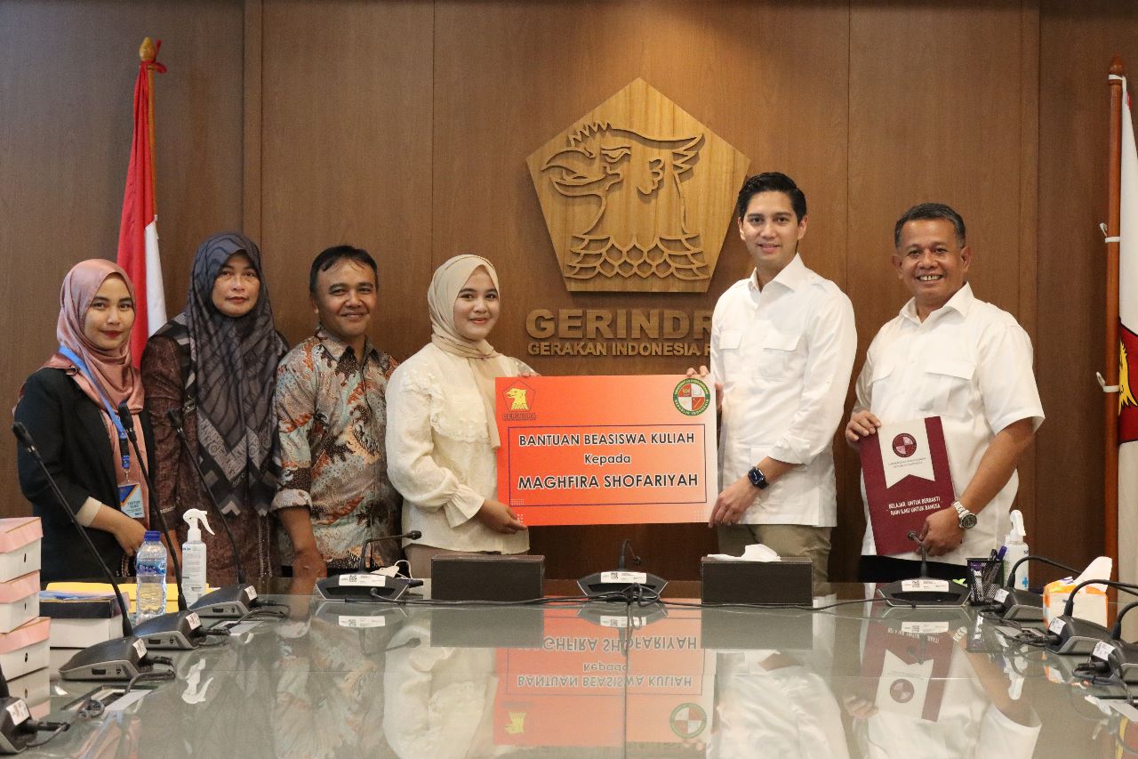 Pantang Menyerah Kejar Cita-Cita, Gerindra Berikan Beasiswa Kuliah Untuk Magfira
