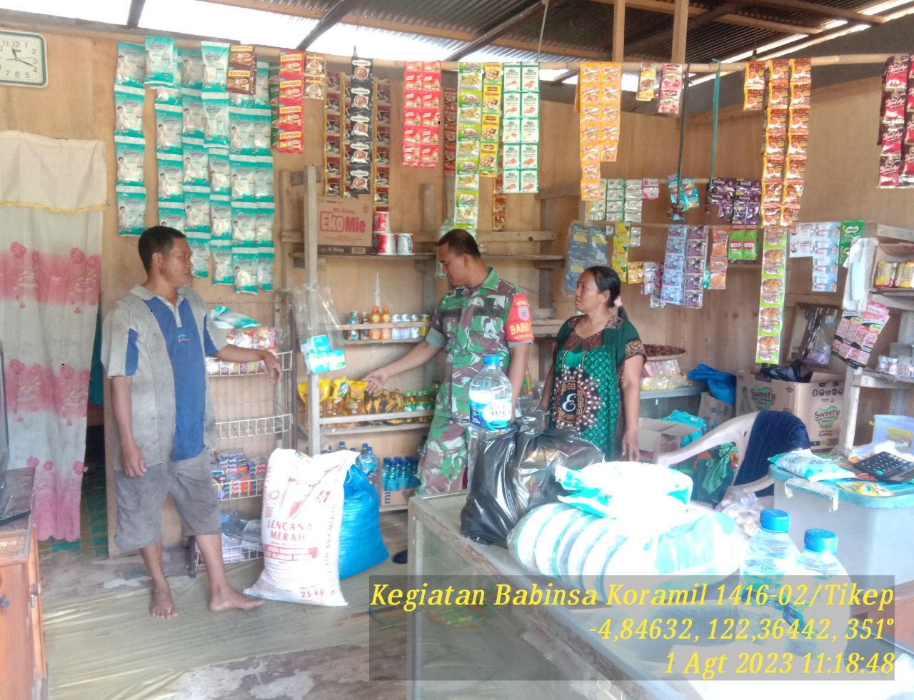 Pantau Harga Sembako,Babinsa Koramil 1416-02/Tikep Kunjungi Kios Salah Satu Pedangan Untuk Cek Harga