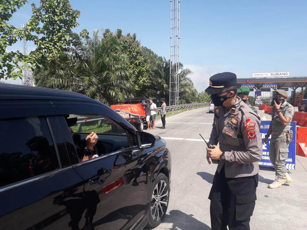 Pantau Pintu Masuk Tol Cilameri