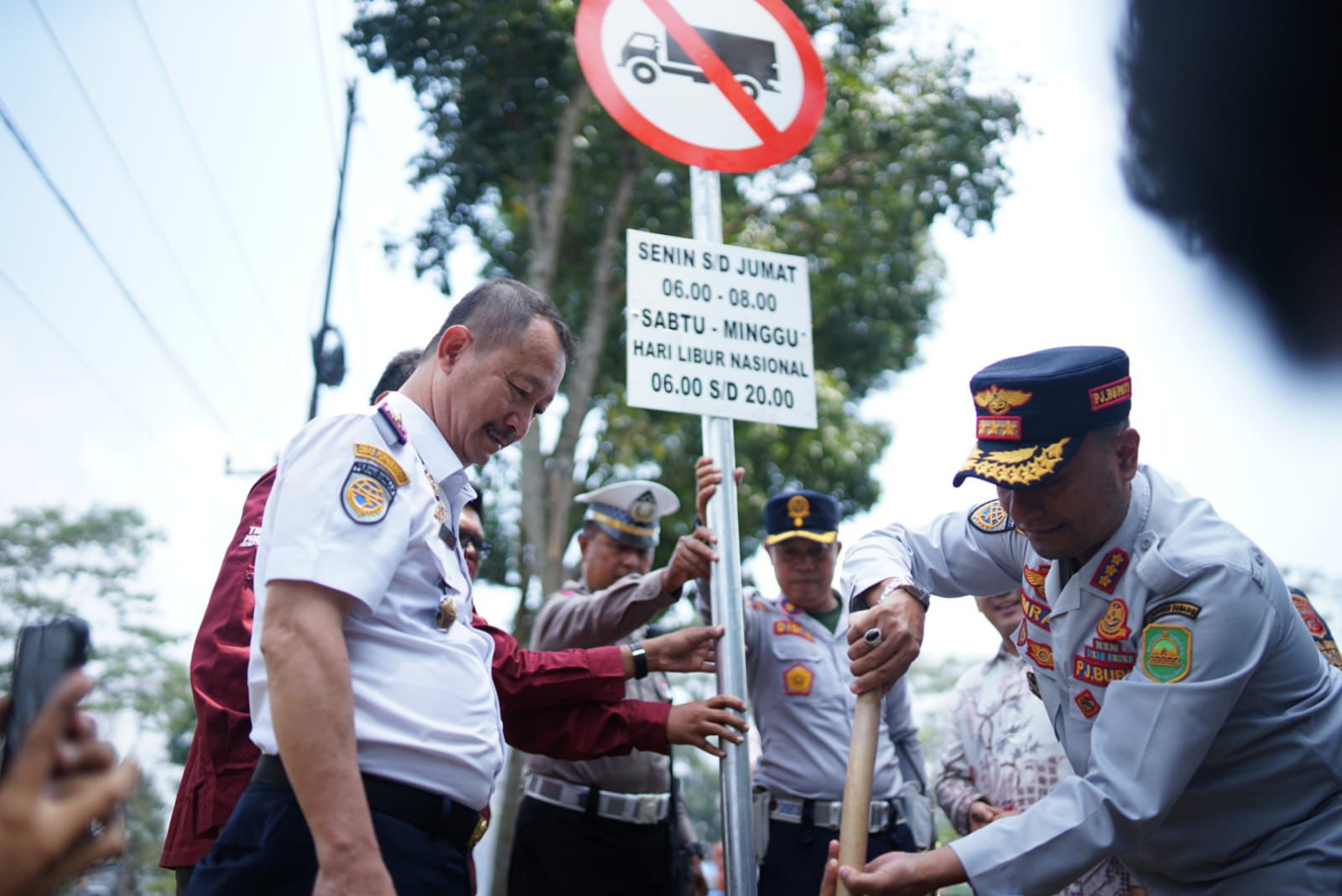 Pasang Rambu Pembatasan Penggunaan Kendaraan Berat, Pj Bupati Subang Sampaikan Demi Kelancaran Lalu Lintas