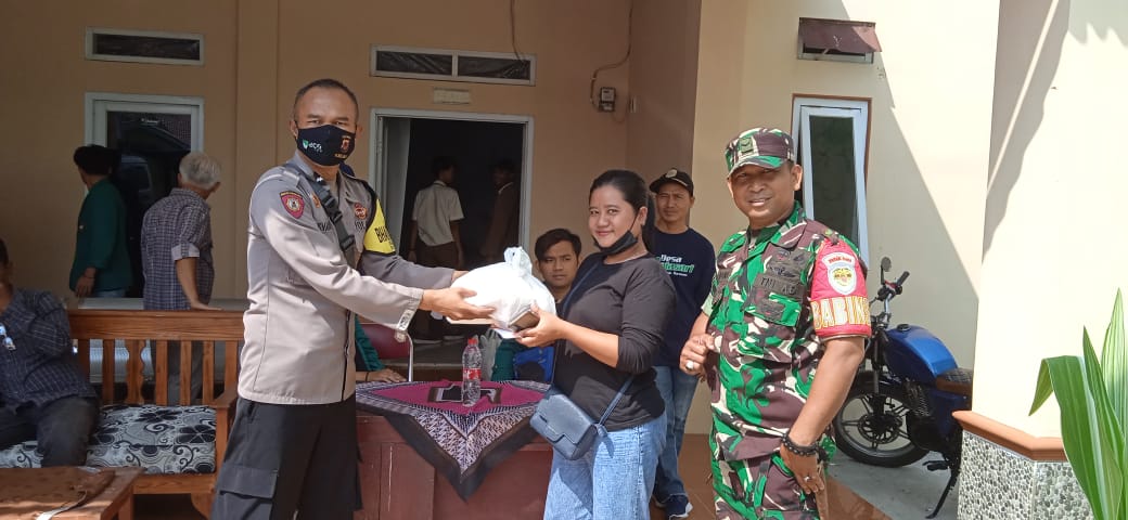 Pasca Kenaikan BBM Kapolsek Cibogo Bersama Forkopicam Bagikan Sembako