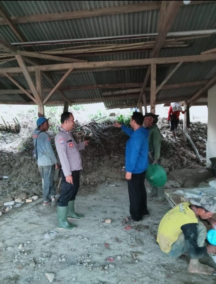 Pasca Tanah Longsor, Polsek Bersama Muspika Cibogo dan Masyarakat Bersihkan Material Tanah