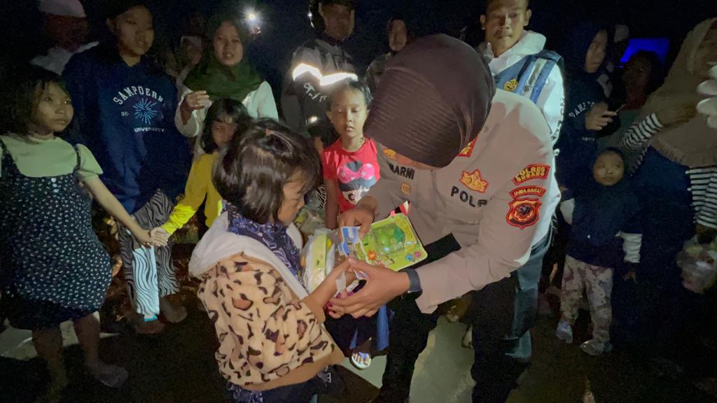 Paska Gempa, Kapolres Subang Gelar Giat Trauma Healing Bagi Anak Anak di Desa Cibulakan Kec. Cigenang Cianjur