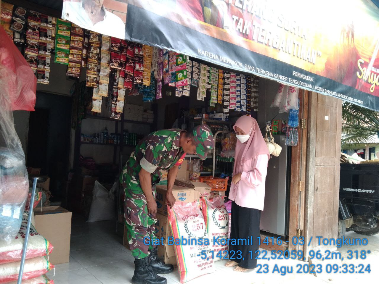 Pastikan Harga Sembako Tetap Stabil,Babinsa Koramil 1416-03/Tongkuno Datangi Kios Warga
