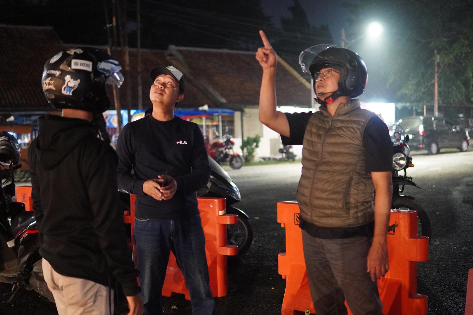 PASTIKAN KESELAMATAN PENGGUNA JALAN, PJ. BUPATI SUBANG TINJAU PJU DAN WATER BARRIER DI SEJUMLAH TITIK STRATEGIS