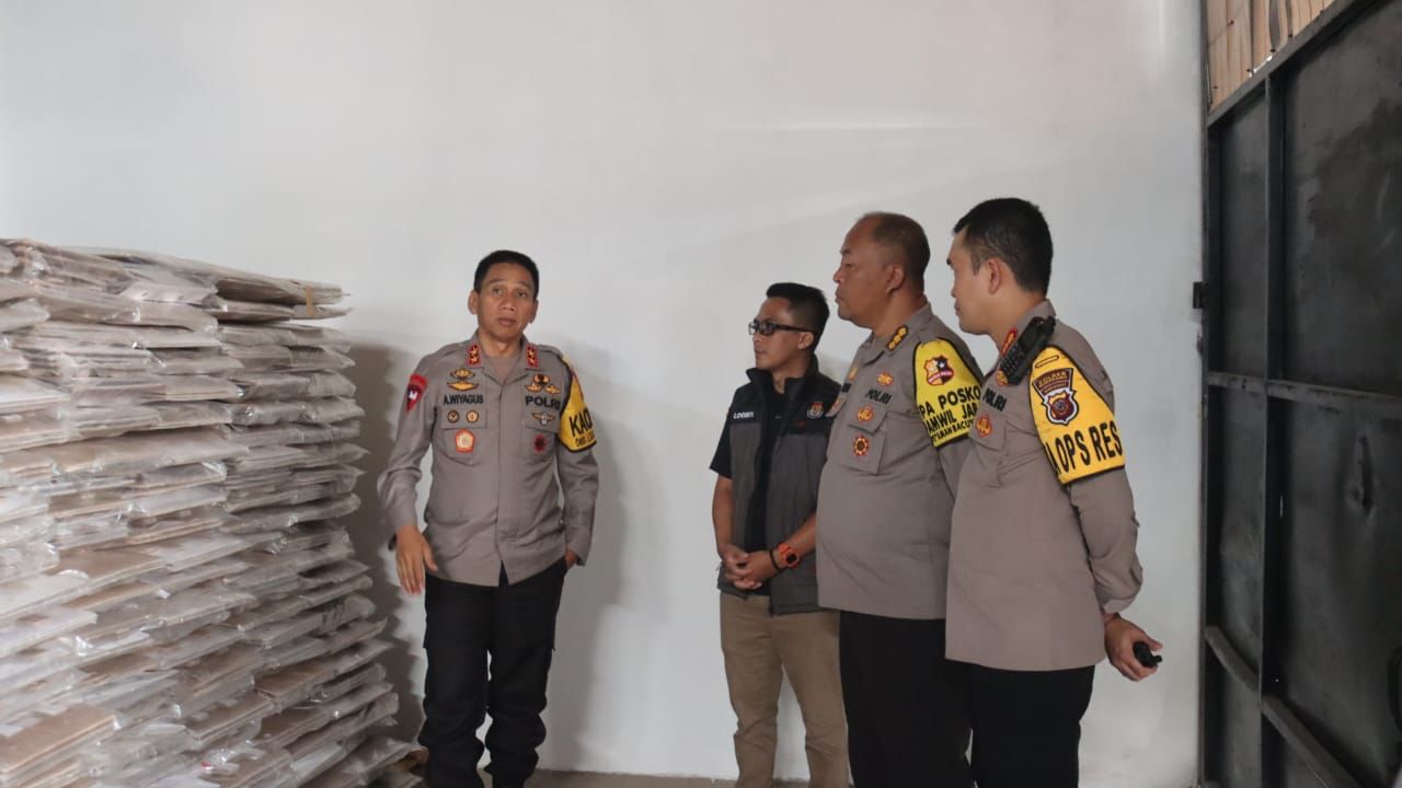 Pastikan Logistik Pemilu Aman, Kapolda Jabar Cek Langsung Gudang Logistik KPU Kabupaten Sumedang