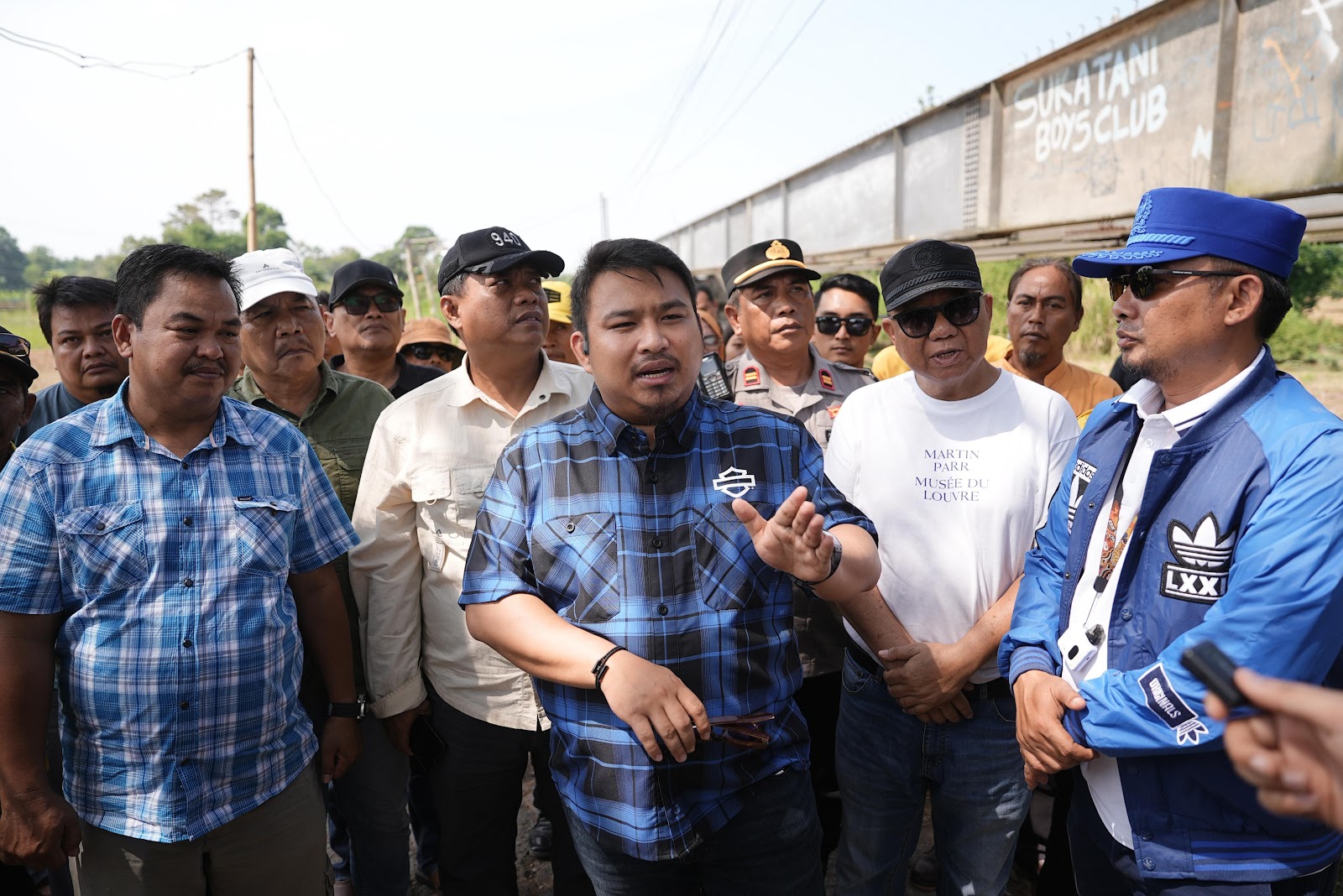 PASTIKAN PELAYANAN BERDAMPAK,KANG REY TINJAU NORMALISASI SALURAN KALIMALANG DAN JEMBATAN PENGHUBUNG DESA MUARA-TANJUNGTIGA BLANAKAN