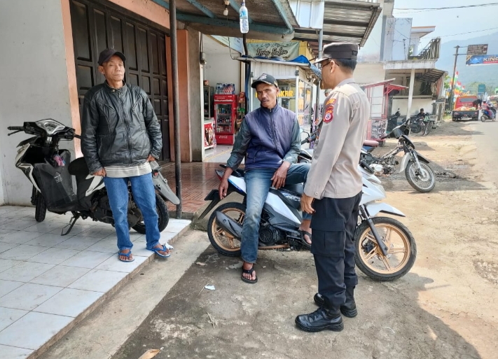 Patroli Dialogis,Bhabinkamtibmas Desa  Sindanglaya menyampaikan himbauan Kamtibmas kepada warganya