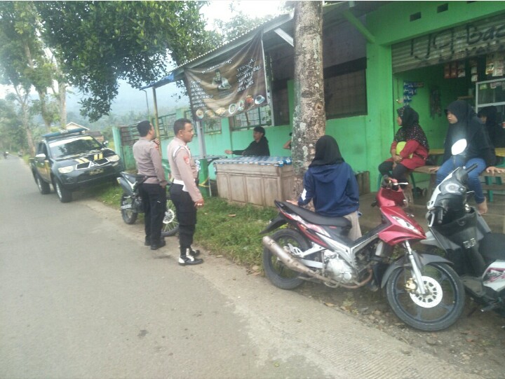 Patroli Polsek Tanjungsiang hadir ditengah - tengah warga  menjelang berbuka Puasa