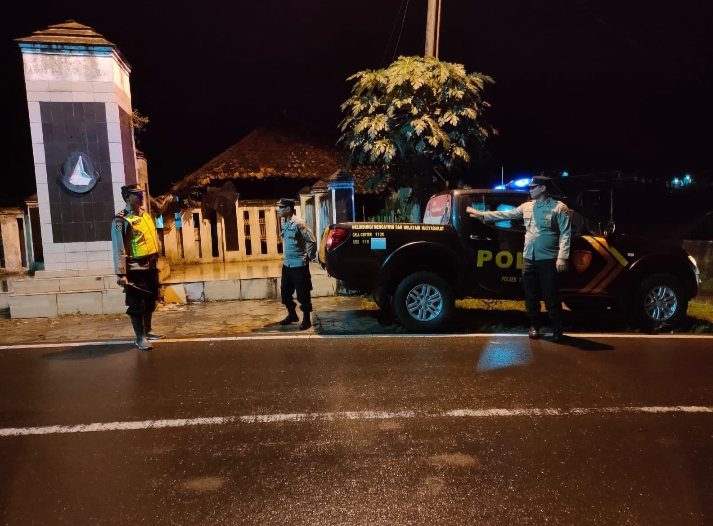Patroli Polsek Tanjungsiang laksanakan Patroli malam di jalur perbatasan Kabupaten Subang dan Kabupaten Sumedang