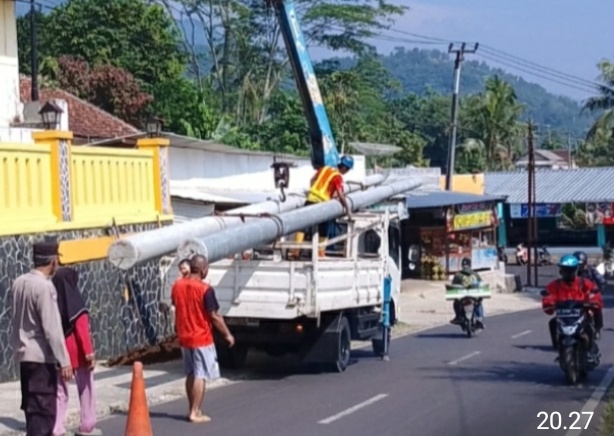 Patroli Polsek Tanjungsiang melaksanakan pengamanan dan pengaturan lalu lintas di Jalan Raya Depan Kantor Desa Tanjungsiang Kecamatan Tanjungsiang Kab.Subang