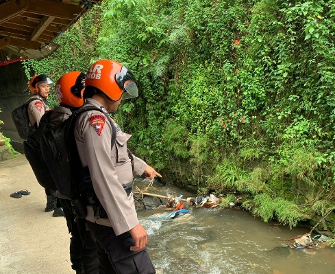 PATROLI SAR SAT BRIMOB POLDA  JABAR PANTAU DEBIT AIR DI WILAYAH KECAMATAN CIPANAS KABUPATEN CIANJUR