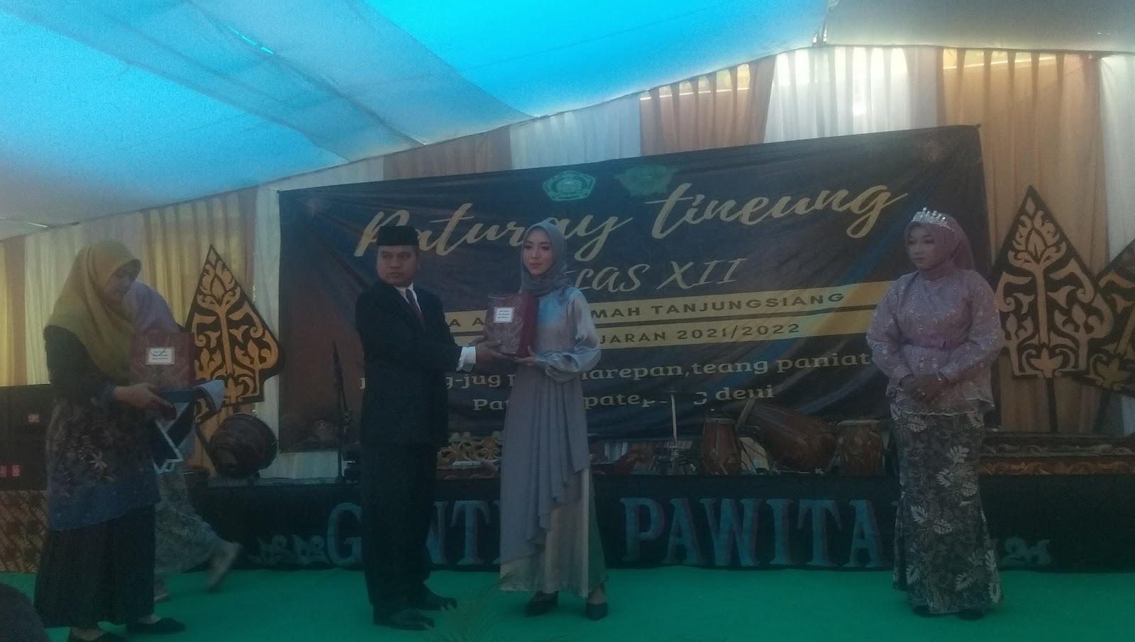 Paturay Tineung Kelas XII MA-AL ISTIQOMAH Tanjungsiang Tahun Pelajaran 2021/2022