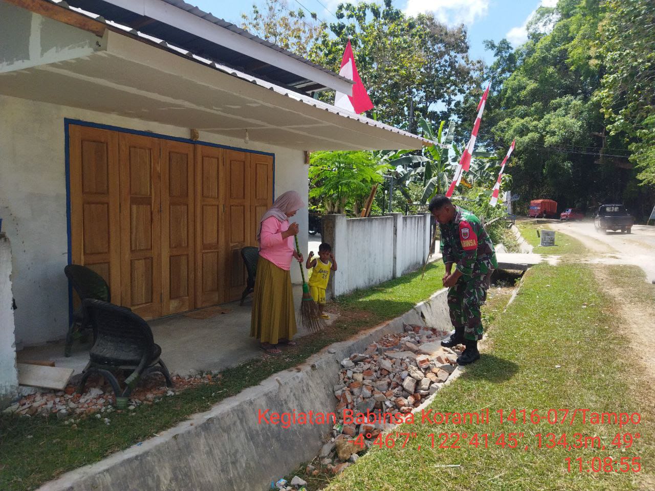 Peduli Kebersihan Lingkungan,Babinsa Koramil 1416-07/Tampo Bersama Ibu PKK Baksos Bersihkan Jalan dan Parit Serta Halaman