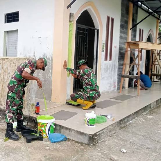 Peduli Kebersihan Masjid di Bulan Suci Ramadhan, Satgas TMMD 123 Kodim 1416/Muna Kerja Bakti Pembersihan Masjid