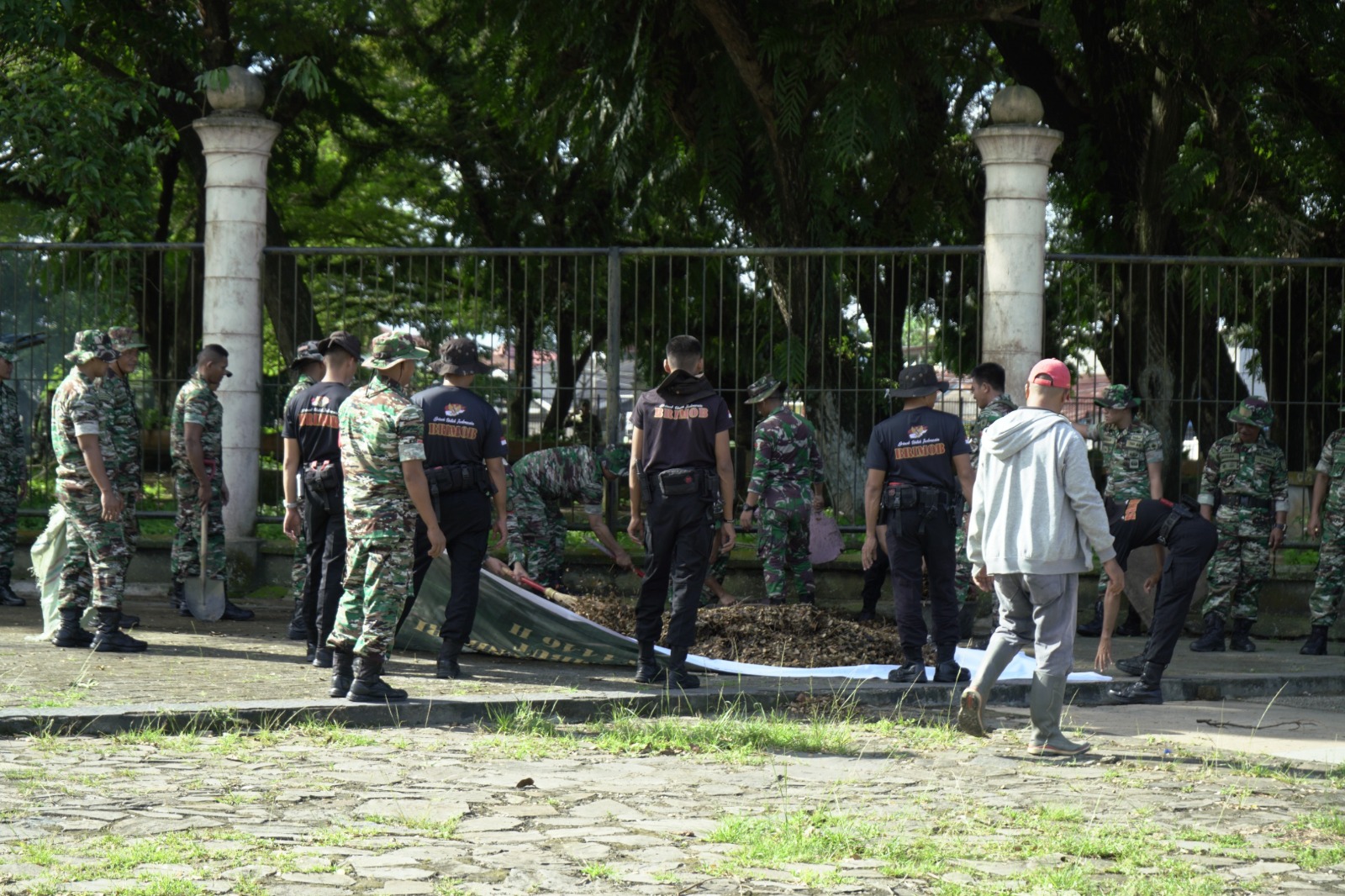 Peduli Lingkungan, TNI-POLRI dan Pemkot Kota Kendari Gelar Karya Bhakti Bersihkan Eks Mtq Kendari