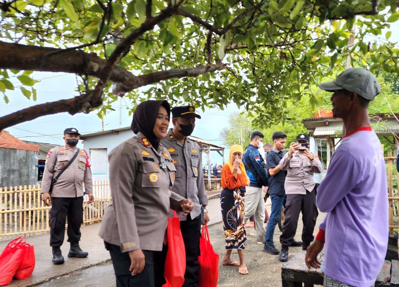 Peduli Warga Terdampak Kenaikan Harga BBM, Kapolres Subang Bagikan 500 Paket Sembako