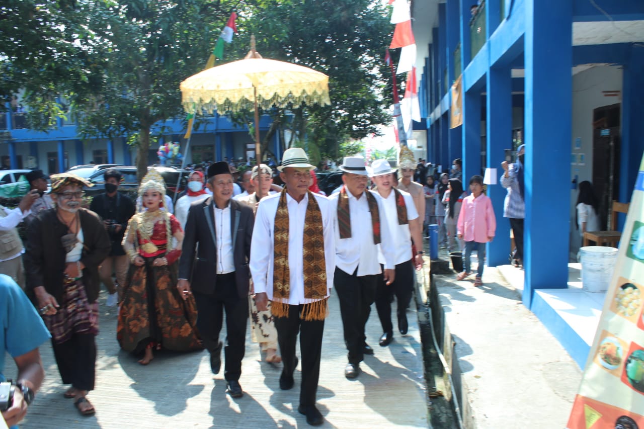 PELEPASAN SMK BINTARA, KANG JIMAT : ANGKAT DERAJAT ORANG TUA KALIAN