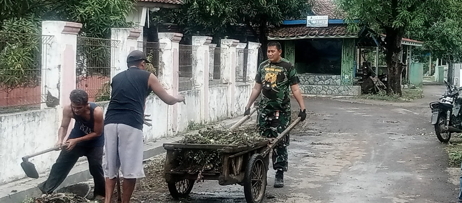 Peltu Joko Suprianto Kerja Bakti bersama Warga Bersihkan Jalan dan Parit