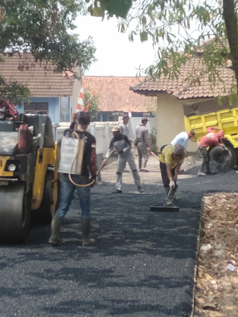 Pemdes Belendung terapkan DD ( Dana Desa) tahap 2 pada Hotmix jalan halaman Kantor Desa Belendung Cibogo.