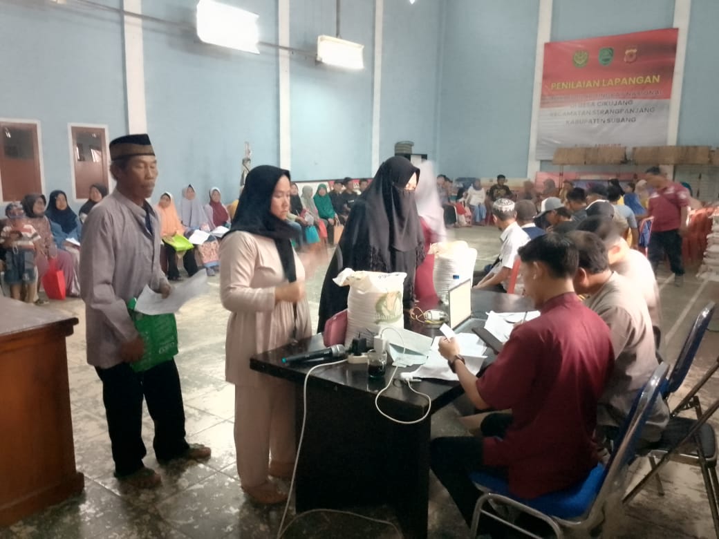 Pemdes Cikujang Menyalurkan Bantuan Beras 10kg  Kepada 637 KPM