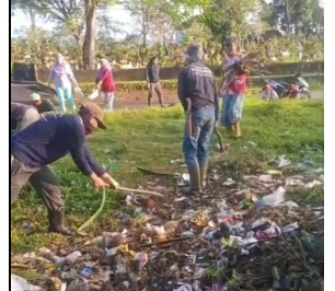 Pemdes Cimanglid "NGABRET " Bersihkan Lingkungan,Sambut Milangkala Kecamatan Kasomslang Ke 17 Tahun 2025