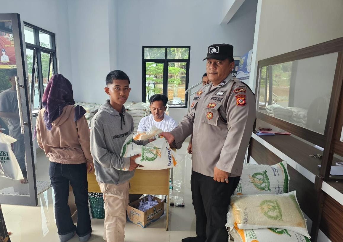 Pemdes Desa Bojongloa Kecamatan Kasomalang Menyalurkan Bantuan Pangan Beras 10kg ke 648 KPM