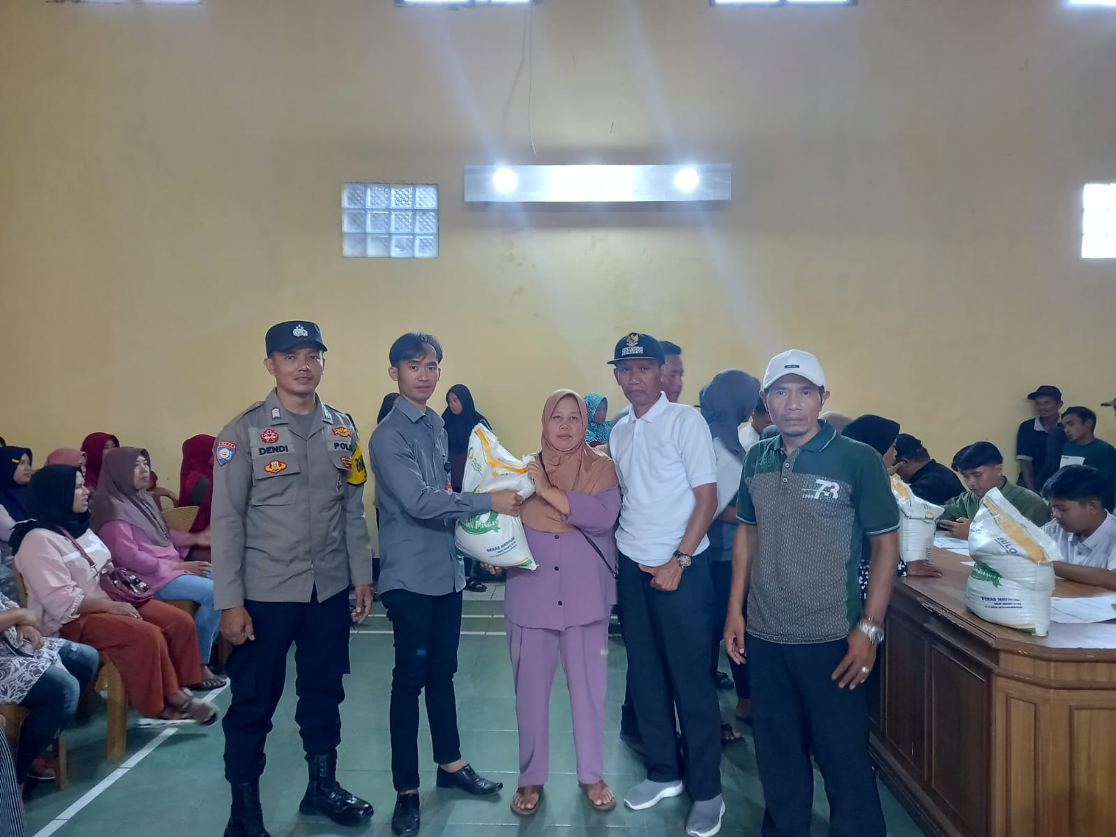 Pemdes Desa Mayang Membagikan Beras Dari Bulog Subang Sesuai Sasaran