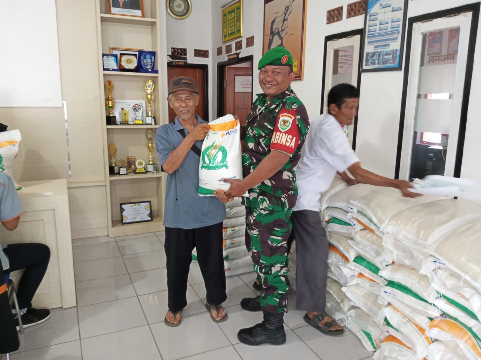 Pemdes Desa Nagrak Membagikan Beras 10 Kg Untuk 284 KK