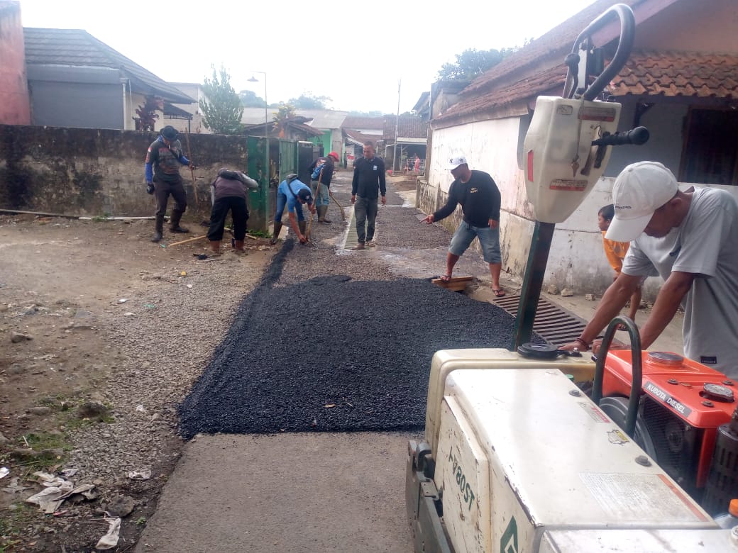 Pemdes Kasomalang Kulon Alokasikan Dana Banprov TA 2023 untuk Pengaspalan Hotmik Jalan Gang RT 2 RW 3
