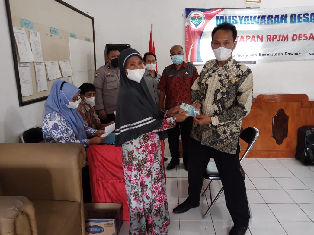Pemdes Margasari Bagikan BLT DD