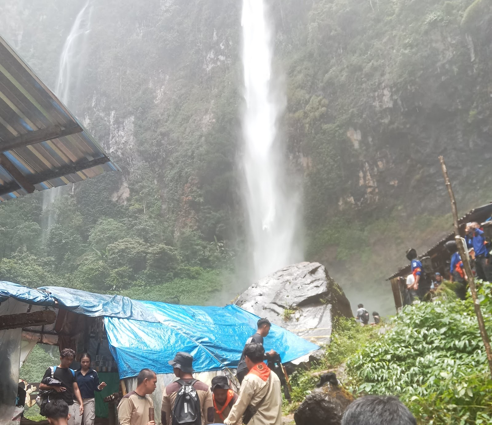 Pemdes Mayang dengan Muspika Kec.Cisalak beserta jajarannya Lakukan aksi bersih-bersih Curug Cileat