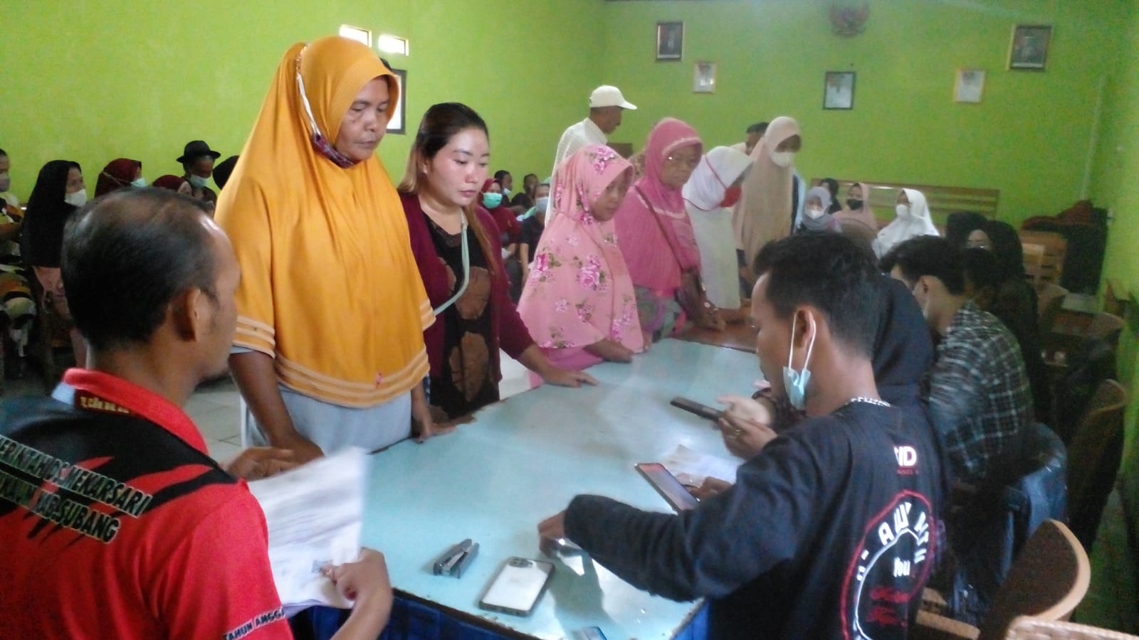 Pemdes Mekarsari Bagikan BPNT Dan Migor