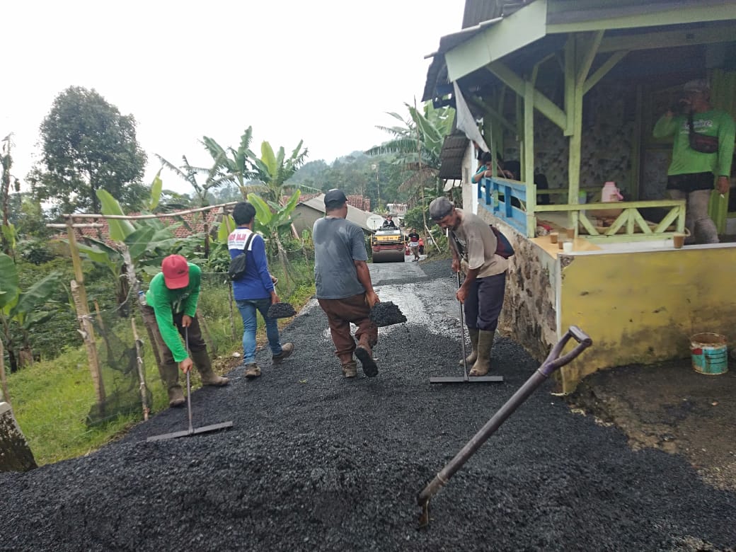 Pemdes Nagrak Kecamatan Ciater Subang Realisasikan DD tahap 1 pada Hotmix jalan
